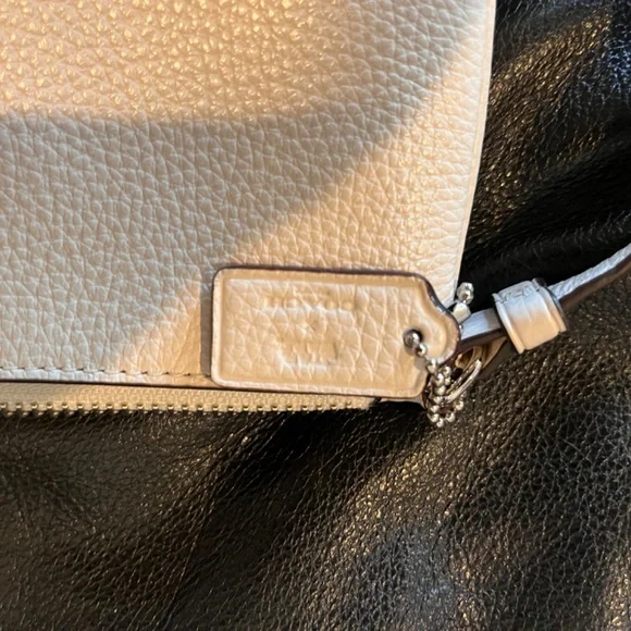 Star Wars COACH Wristlet White New Never Used - Picture 7 of 7